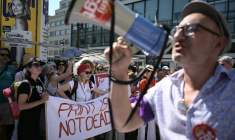 Manifestation à Paris place de la Bourse pour défendre la presse, le 18 juin 2026 ( AFP / JULIEN DE ROSA )