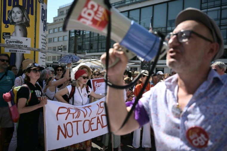 Manifestation à Paris place de la Bourse pour défendre la presse, le 18 juin 2026 ( AFP / JULIEN DE ROSA )