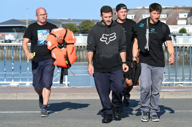 L'inventeur Franky Zapata (centre) après sa tentative de traversée de la Manche à bord d'un petit hélicoptère, à Calais le 25 juillet 2025 ( AFP / Bernard BARRON )