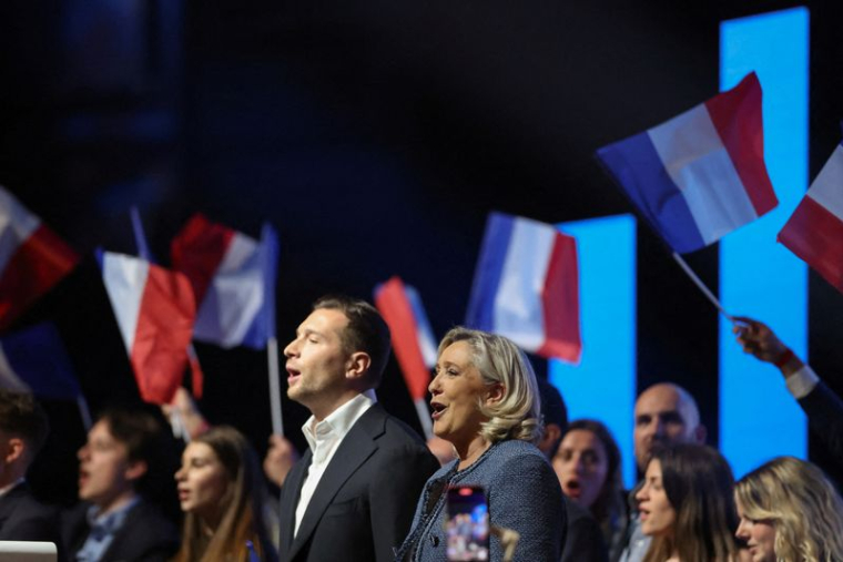 Les dirigeants français d'extrême droite Marine Le Pen et Jordan Bardella