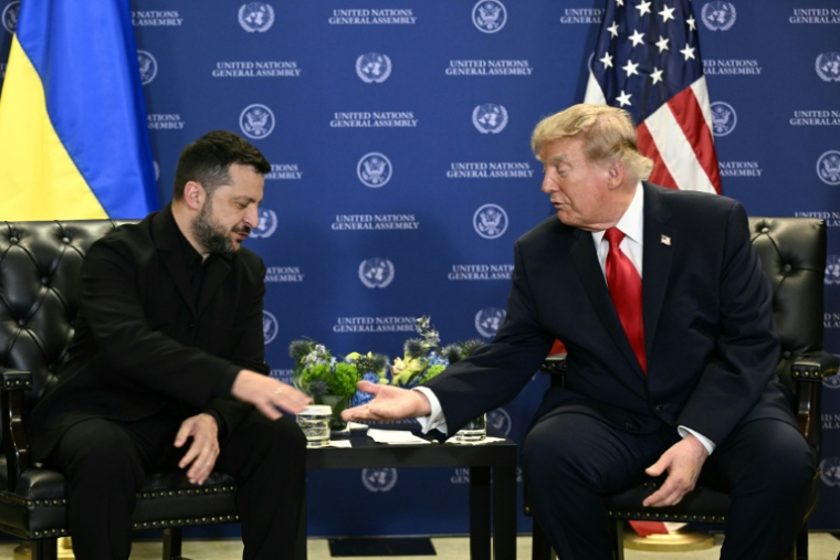 Le président américain Donald Trump et le président ukrainien Volodymyr Zelensky (d) lors d'une rencontre en marge de la 81e Assemblée générale des Nations unies à New York, le 22 septembre 2026 ( AFP / Brendan SMIALOWSKI )