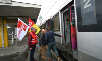 Des militants syndicaux sur un quai de la gare de Limoges où le "train de la colère" fait un arrêt le 15 avril 2025 ( AFP / PASCAL LACHENAUD )