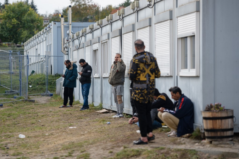 Des migrants à Eisenhüttenstadt, en Allemagne, le 25 octobre 2021. ( AFP / JENS SCHLUETER )