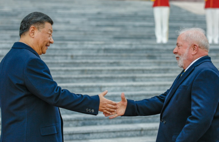 Cette photo diffusée par la présidence brésilienne montre le président chinois Xi Jinping (g) et le président brésilien Luiz Inacio Lula da Silva se serrant la main lors d'une cérémonie de bienvenue au Grand Hall du Peuple à Pékin, le 14 avril 2023 ( Brazilian Presidency / Ricardo STUCKERT )
