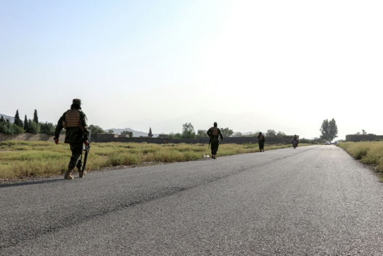 Des membres des forces de sécurité talibanes patrouillent dans la province de Khost , près de la frontière entre l'Afghanistan et le Pakistan, après des affrontements qui ont coûté la vie à 58 soldats pakistanais, selon Kaboul, le 12 octobre 2025 ( AFP / - )