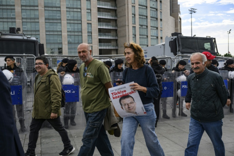 Manifestation de soutien à Ekrem Imamoglu, le 26 octobre 2025 à Istanbul ( AFP / Yasin AKGUL )