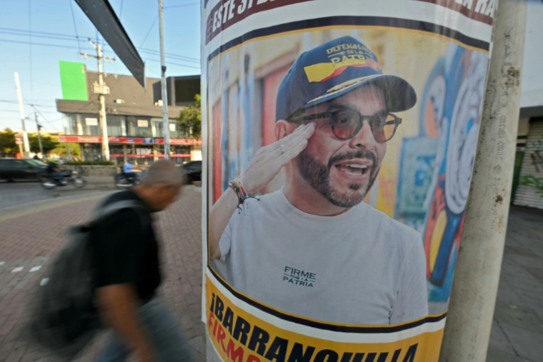 Une affiche du candidat de droite à la présidentielle, Abelardo de la Espriella, à Barranquilla, le 1er juin 2026 en Colombie ( AFP / Rodrigo BUENDIA )