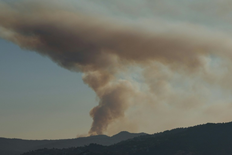 La fumée d'un incendie de forêt près de Fréjus, le 17 juillet 2025 dans le Var ( AFP / Valery HACHE )