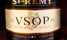 Une bouteille de cognac de marque St-Rémy, appartenant au groupe Rémy Cointreau. ( GETTY IMAGES NORTH AMERICA / MARIO TAMA )