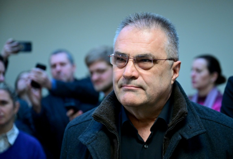 AEgisto Ott, ancien agent du renseignement autrichien,  au tribunal de Vienne, pour le début de son procès, le 22 janvier 2026 en Autriche ( APA / ROLAND SCHLAGER )