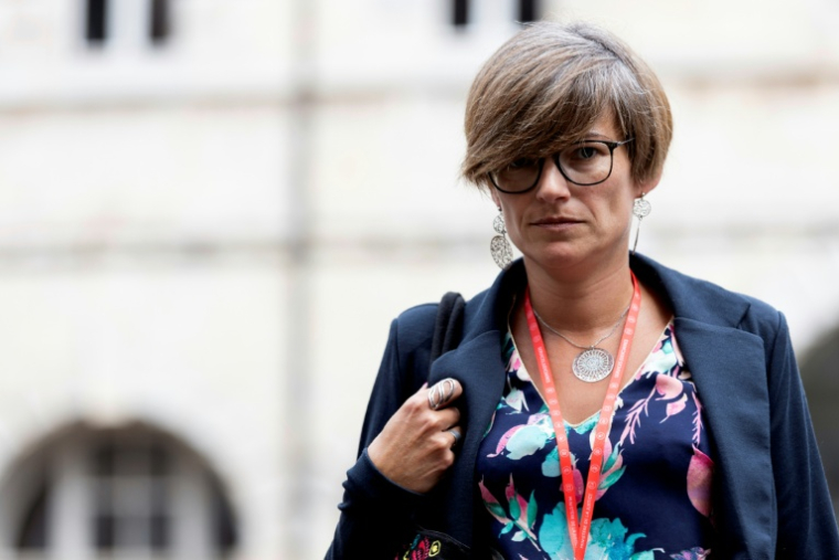 La coprésidente de l'association des victimes Avapolvi, Amandine Iehlen, arrive au tribunal de Besançon au premier jour du procès de l'ancien anesthésiste Frédéric Péchier, le 8 septembre 2025 dans le Doubs ( AFP / ROMEO BOETZLE )