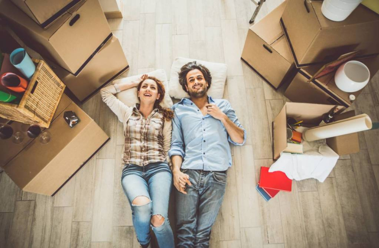 Qui peut toucher la prime de déménagement de la CAF ? / iStock.com - oneinchpunch