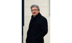 Jean-Luc Mélenchon, chef de file de La France insoumise, devant l'Assemblée nationale à Paris