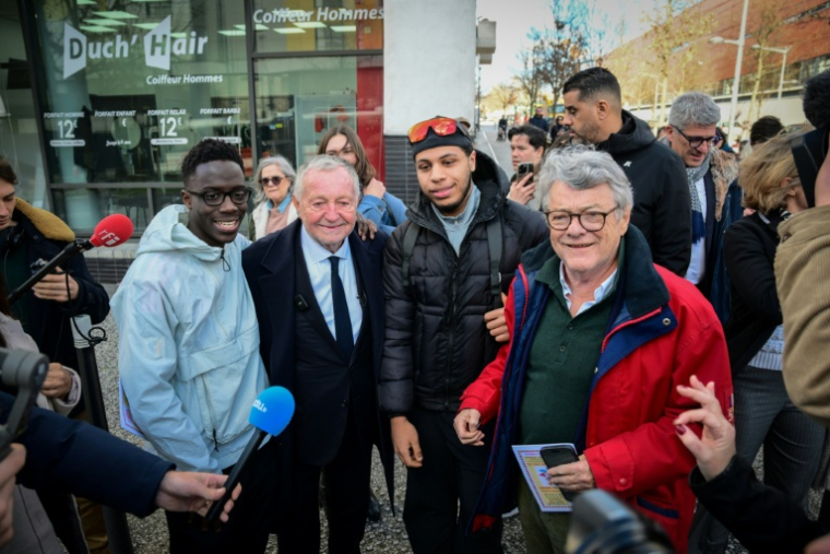 Jean-Michel Aulas (C), en campagne pour la mairie de Lyon, et l'ancien ministre Jean-Louis Borloo le 4 février 2026 lors d'une visite dans le quartier de la Duchère à Lyon ( AFP / OLIVIER CHASSIGNOLE )