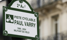 Un panneau de piste cyclable en hommage au cycliste disparu Paul Varry, le 27 février 2026 à Paris ( AFP / JOEL SAGET )
