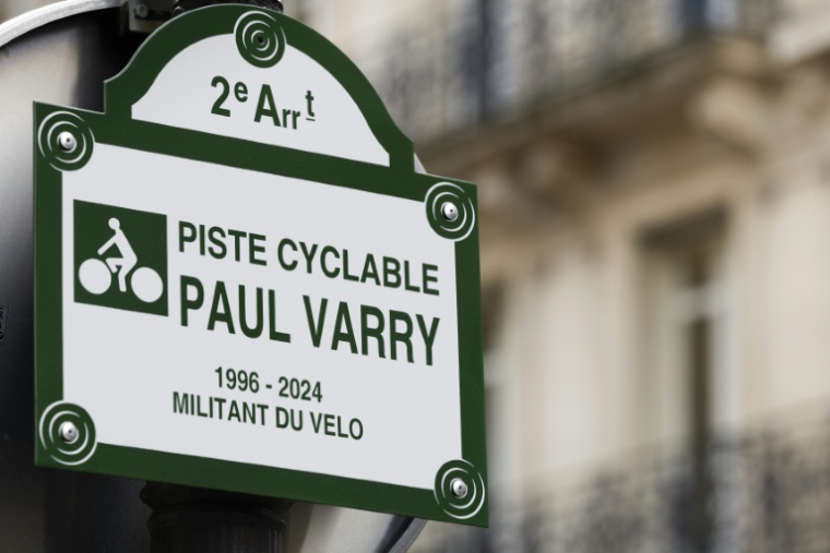 Un panneau de piste cyclable en hommage au cycliste disparu Paul Varry, le 27 février 2026 à Paris ( AFP / JOEL SAGET )
