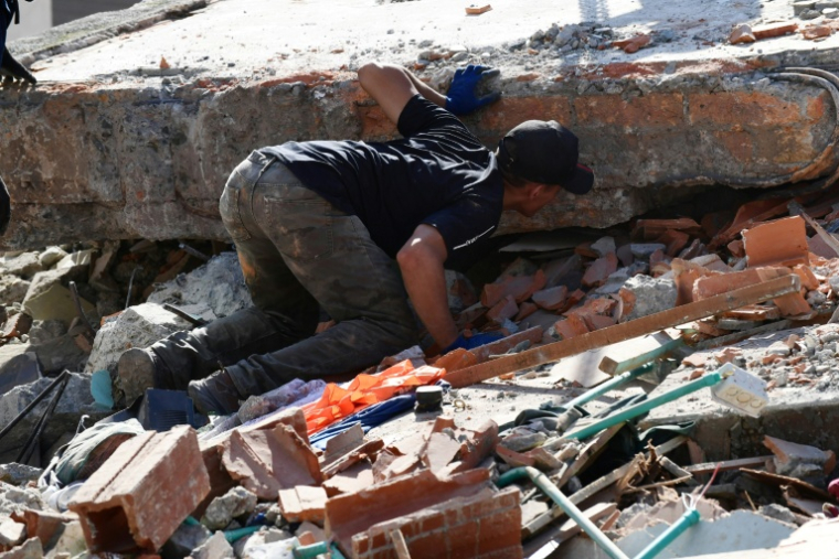 Un homme cherche des survivants à Pereira, en Colombie, le 11 août 2026 ( AFP / Jaime SALDARRIAGA )