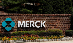 PHOTO DE FICHIER : Le logo Merck à l'entrée du campus de Merck & Co à Rahway, New Jersey, New Jersey