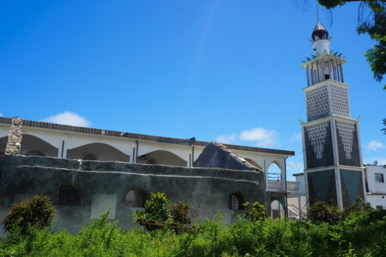 La mosquée du XVIe siècle de Tsingoni endommagée par le passage du cyclone Chido en décembre, le 27 mars 2025 à Mayotte ( AFP / Marine GACHET )