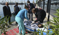 Un membre d’équipage blessé après une attaque de drone contre un navire en mer Noire évacué par les secouristes bulgares, au port de Varna, le 6 octobre 2026. ( AFP / STRINGER )
