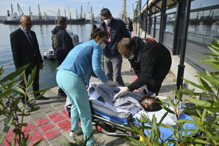 Un membre d’équipage blessé après une attaque de drone contre un navire en mer Noire évacué par les secouristes bulgares, au port de Varna, le 6 octobre 2026. ( AFP / STRINGER )