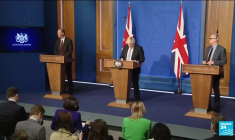 Variant Omicron au Royaume-Uni : vers plus de restrictions, Johnson face au Parlement