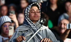 L'eurodéputée franco-palestinienne Rima Hassan à Paris place de la République le 12 juin 2025 ( AFP / Thibaud MORITZ )