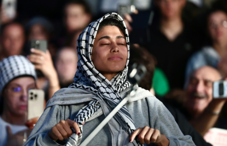 L'eurodéputée franco-palestinienne Rima Hassan à Paris place de la République le 12 juin 2025 ( AFP / Thibaud MORITZ )