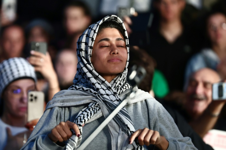 L'eurodéputée franco-palestinienne Rima Hassan à Paris place de la République le 12 juin 2025 ( AFP / Thibaud MORITZ )