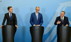 Le secrétaire général de l'Otan Mark Rutte (gauche), le chancelier allemand Friedrich Merz (centre) et son ministre de la Défense Boris Pistorius (droite) lors d'une conférence de presse à Berlin le 1er juillet 2026 ( AFP / John MACDOUGALL )