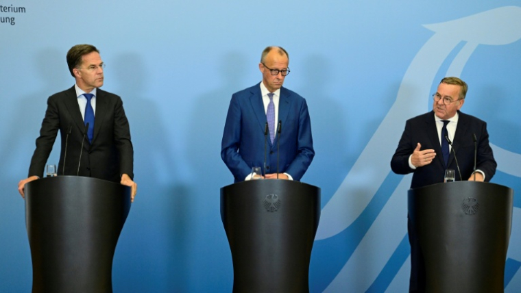 Le secrétaire général de l'Otan Mark Rutte (gauche), le chancelier allemand Friedrich Merz (centre) et son ministre de la Défense Boris Pistorius (droite) lors d'une conférence de presse à Berlin le 1er juillet 2026 ( AFP / John MACDOUGALL )