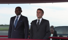 Emmanuel Macron accueilli à Libreville par le président gabonais