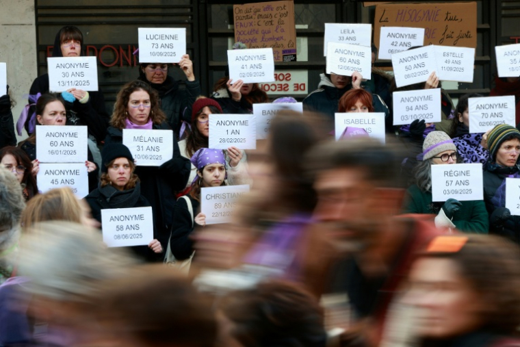 Des manifestantes contre les violences faites aux femmes, à Bordeaux, samedi 22 novembre 2025 ( AFP / ROMAIN PERROCHEAU )