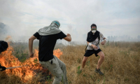 Des manifestants éteignent un feu déclenché par une grenade lacrymogène tirée par la police lors d'un rassemblement contre le projet d'autoroute A69, à Morens-Scopont, dans le sud de la France, le 5 juillet 2025 ( AFP / Ed JONES )