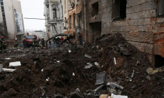 Un immeuble résidentiel endommagé par une frappe de missiles russes, à Kharkiv, en Ukraine