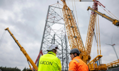 Jochen Grossmann, à gauche, PDG du groupe GICON, et le chef de projet Frank Adam, à sa droite, devant le chantier de la plus haute éolienne du monde à Schipkau, en Allemagne, le 13 mai 2026 ( AFP / Odd ANDERSEN )