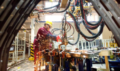 Un employé travaille sur la chaîne de production dans une usine à Weifang en Chine