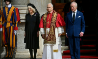 Le roi Charles III et la reine Camilla aux côtés du pape Léon XIV dans la cour de San Damaso lors de leur visite d'État au Vatican, le 23 octobre 2025 ( AFP / Alberto PIZZOLI )