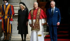 Le roi Charles III et la reine Camilla aux côtés du pape Léon XIV dans la cour de San Damaso lors de leur visite d'État au Vatican, le 23 octobre 2025 ( AFP / Alberto PIZZOLI )