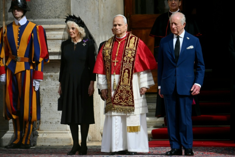 Le roi Charles III et la reine Camilla aux côtés du pape Léon XIV dans la cour de San Damaso lors de leur visite d'État au Vatican, le 23 octobre 2025 ( AFP / Alberto PIZZOLI )
