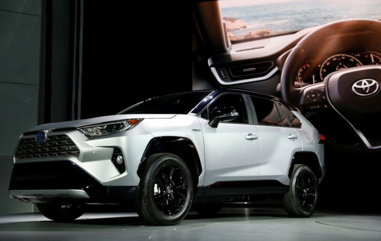 Le Toyota RAV4 2019 est exposé au Salon de l'automobile de New York dans le quartier de Manhattan à New York, États-Unis.
