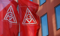 Les drapeaux du syndicat allemand de la métallurgie IGM devant le siège de l'IGM à Francfort