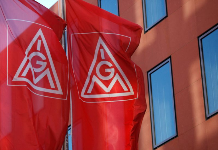 Les drapeaux du syndicat allemand de la métallurgie IGM devant le siège de l'IGM à Francfort