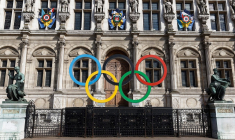 (Crédits photo : Adobe Stock - Emblème des Jeux Olympiques Paris 2024 devant l'Hôtel de ville)