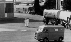 L'ambulance transportant le corps de Danielle Cravenne, soutien de la cause palestinienne, tuée alors qu'elle avait détourné un avion, quitte l'aéroport de Marseille-Marignane le 18 octobre 1973 ( AFP / - )