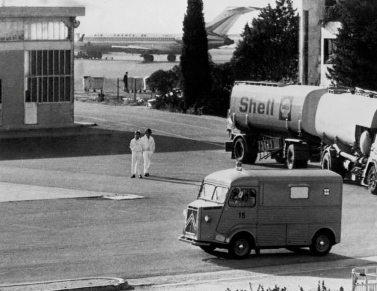 L'ambulance transportant le corps de Danielle Cravenne, soutien de la cause palestinienne, tuée alors qu'elle avait détourné un avion, quitte l'aéroport de Marseille-Marignane le 18 octobre 1973 ( AFP / - )