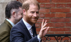 Le prince Harry (d) arrive à la Haute Cour de Londres, le 19 janvier 2026, avant le procès qui l'oppose, ainsi que six autres plaignants, à un grand groupe de presse britannique ( AFP / Toby Shepheard )