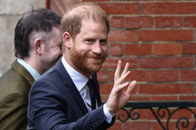 Le prince Harry (d) arrive à la Haute Cour de Londres, le 19 janvier 2026, avant le procès qui l'oppose, ainsi que six autres plaignants, à un grand groupe de presse britannique ( AFP / Toby Shepheard )