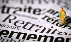 Coupures de journaux traitant du sujet de la réforme des retraites, alors que l'Assemblée nationale vote mardi le Projet de loi de finances de la Sécurité sociale pour 2026 ( AFP / Joël SAGET )