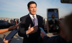 Le secrétaire d'Etat américain Marco Rubio s'adresse à la presse à l'aéroport d'Athènes avant de prendre l'avion pour le Portugal, le 8 octobre 2026 en Grèce ( POOL / Mark Schiefelbein )